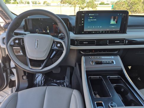Used 2026 Lincoln Aviator AWD w/ Jet Appearance Package image 18