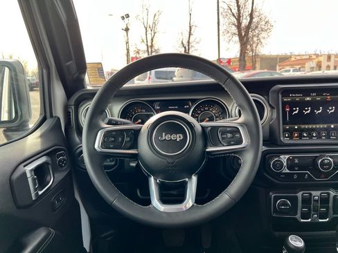 Used 2023 Jeep Gladiator Overland image 15