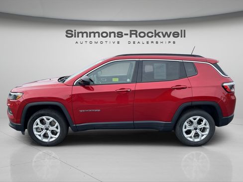 Used 2025 Jeep Compass Latitude AWD/4WD image 2