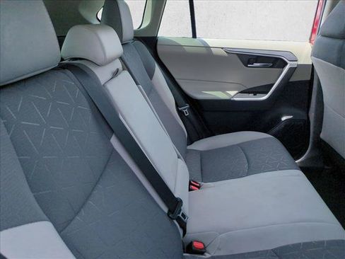 Used 2021 Toyota RAV4 XLE w/ Convenience Package FWD image 20