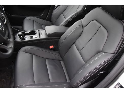 Certified 2025 Volvo XC40 B5 Core w/ Protection Package Premier image 9