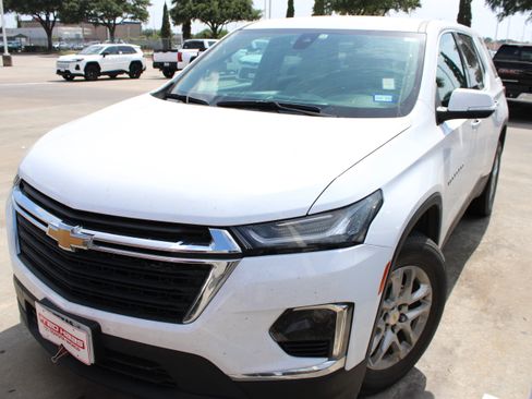 Used 2023 Chevrolet Traverse LS w/ Safety Package FWD image 4