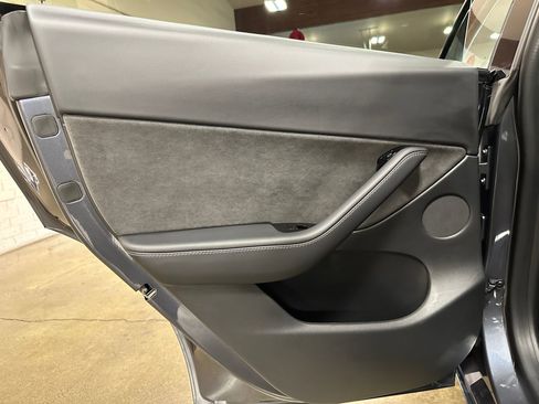 Used 2021 Tesla Model Y Long Range image 16