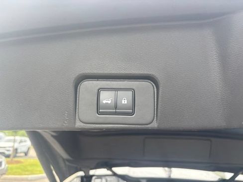Used 2025 Nissan Rogue SV FWD image 13
