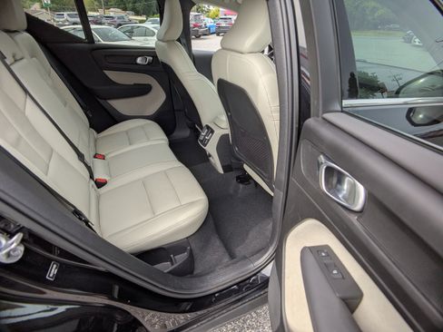 Used 2023 Volvo XC40 B5 Plus w/ Protection Package Premier AWD/4WD image 13