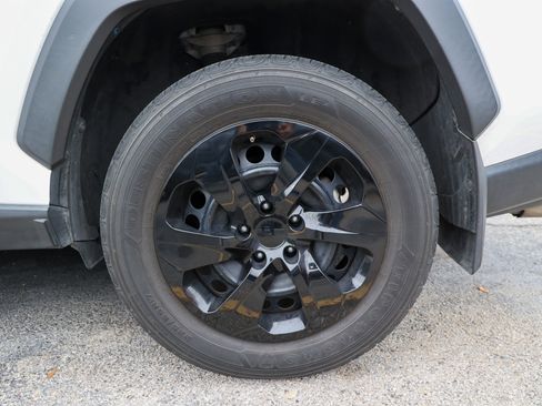 Used 2021 Toyota RAV4 LE FWD image 13