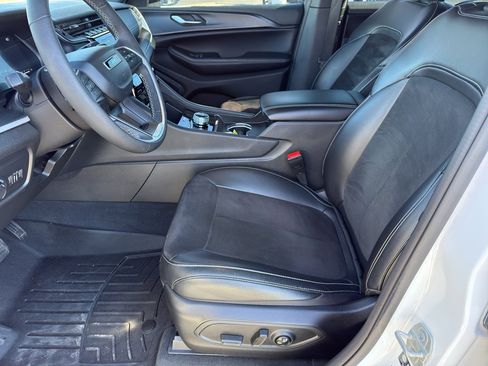 Used 2024 Jeep Grand Cherokee L Altitude image 11