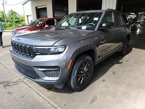 Used 2024 Jeep Grand Cherokee Altitude AWD/4WD image 2