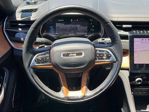 Used 2022 Jeep Grand Cherokee Summit AWD/4WD image 27