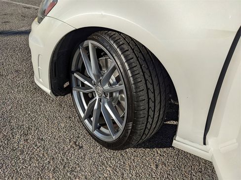 Used 2017 Volkswagen Golf R 4-Door image 36