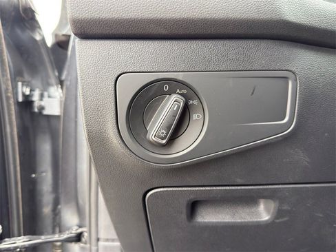 Used 2022 Volkswagen Tiguan SE image 16