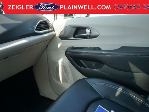 Used 2024 Chrysler Pacifica Touring-L FWD image 35