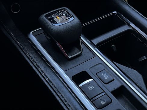 Used 2024 Nissan Pathfinder SV w/ SV Premium Package image 17