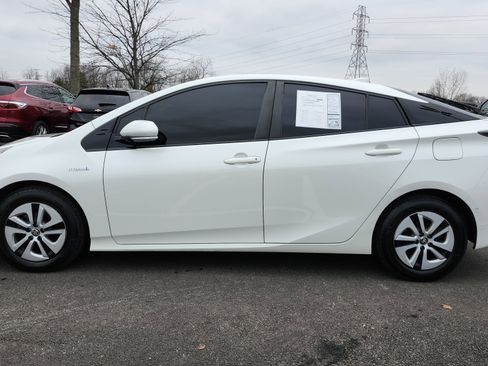 Used 2017 Toyota Prius Four image 17