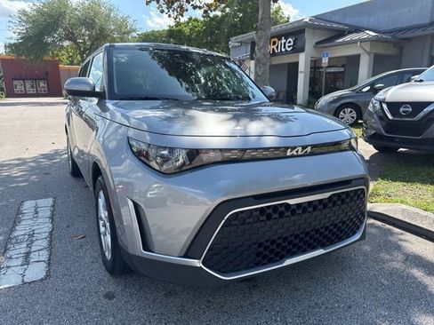 Used 2025 Kia Soul LX w/ LX Technology Package FWD image 2