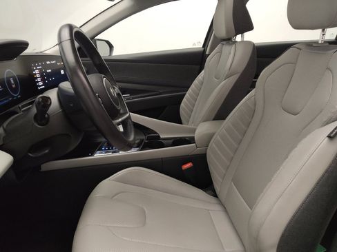 Used 2025 Hyundai Elantra Limited FWD image 17