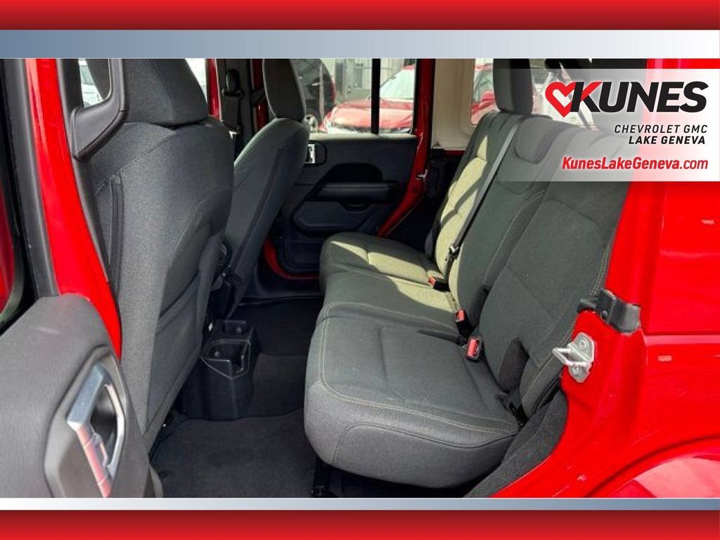 Used 2025 Jeep Wrangler Unlimited Sahara AWD/4WD image 16