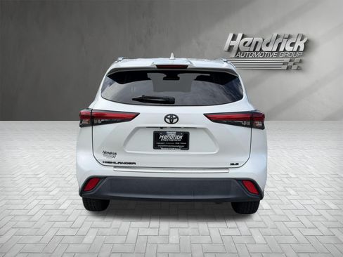 Used 2022 Toyota Highlander XLE FWD image 9