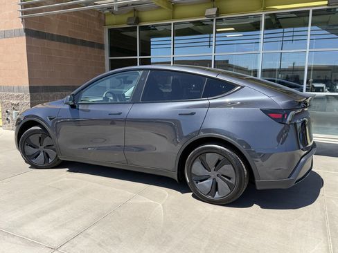Used 2026 Tesla Model Y 2WD image 5