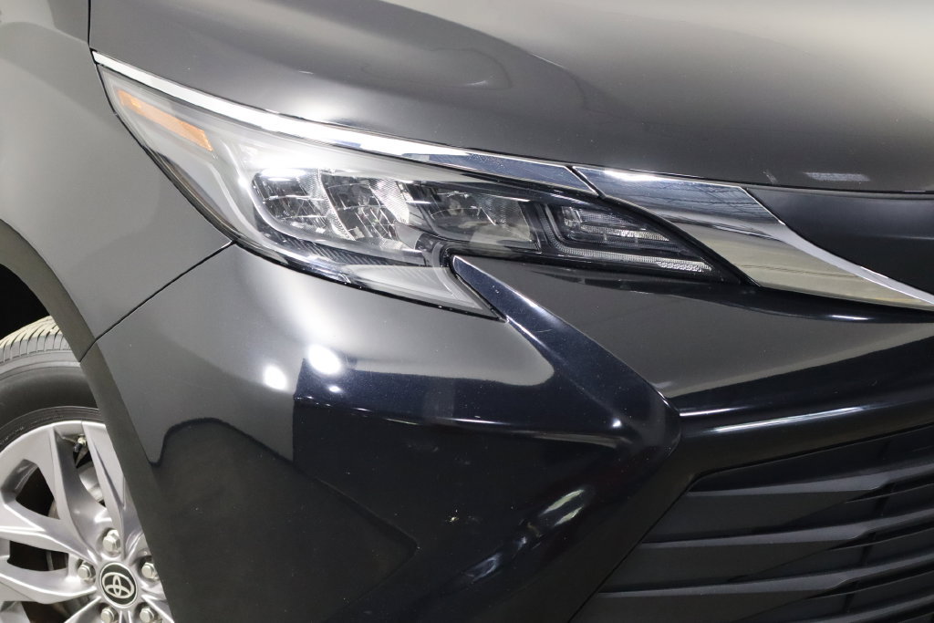 Used 2025 Toyota Sienna LE FWD image 44