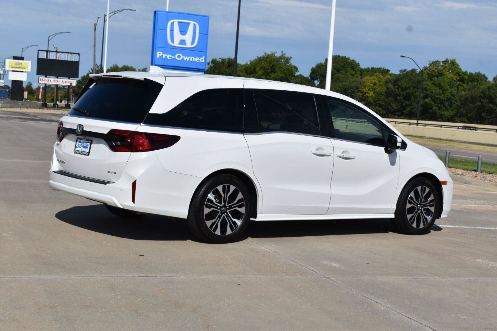 Used 2025 Honda Odyssey Elite image 3