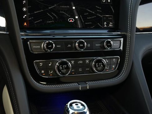 Used 2023 Bentley Bentayga Plug-In Hybrid image 18