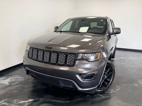 Used 2017 Jeep Grand Cherokee Altitude AWD/4WD image 19