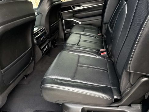 Used 2024 Jeep Wagoneer L Series II RWD image 13
