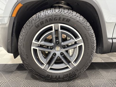 Used 2025 Rivian R1S Adventure AWD/4WD image 9
