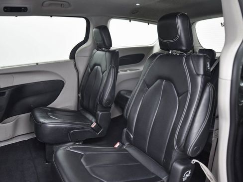 Used 2023 Chrysler Pacifica Touring-L image 12