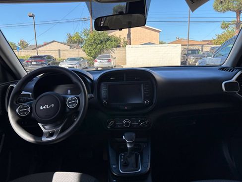 Used 2025 Kia Soul LX w/ LX Technology Package FWD image 29