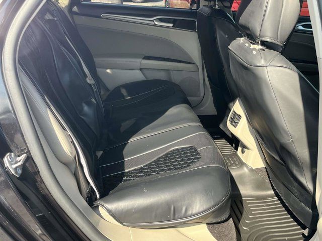 Used 2020 Ford Fusion SE FWD image 21