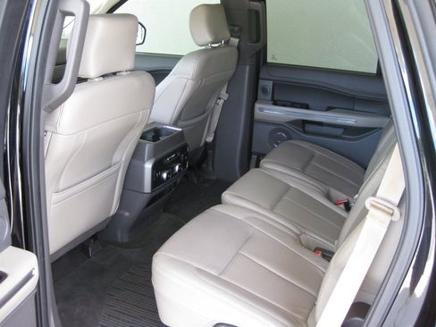 Used 2018 Ford Expedition XLT w/ Equipment Group 202A AWD/4WD image 25
