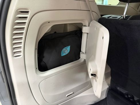 Used 2023 Chrysler Pacifica Touring-L FWD image 26