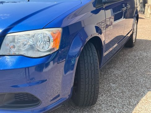 Used 2019 Dodge Grand Caravan SE w/ UConnect Hands-Free Group FWD image 3