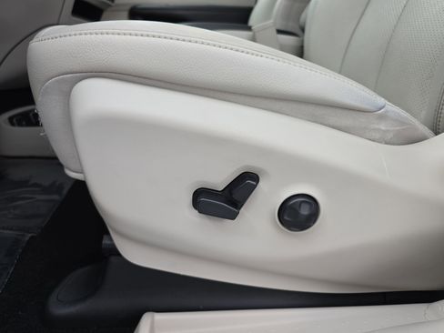 Used 2018 Chrysler Pacifica Touring-L image 30