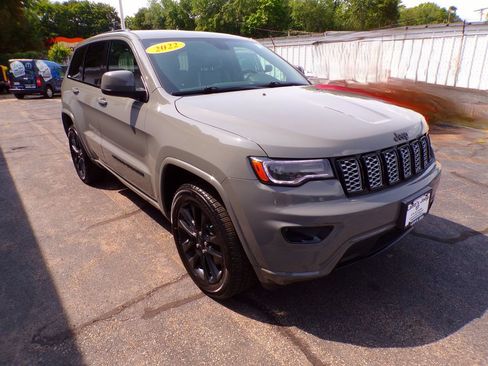 Certified 2022 Jeep Grand Cherokee Laredo X AWD/4WD image 3