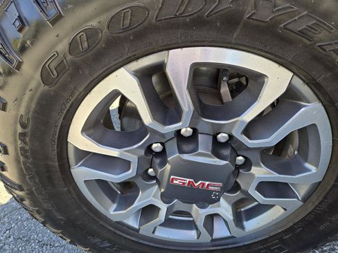 Used 2022 GMC Sierra 2500 SLT w/ SLT Convenience Package image 18