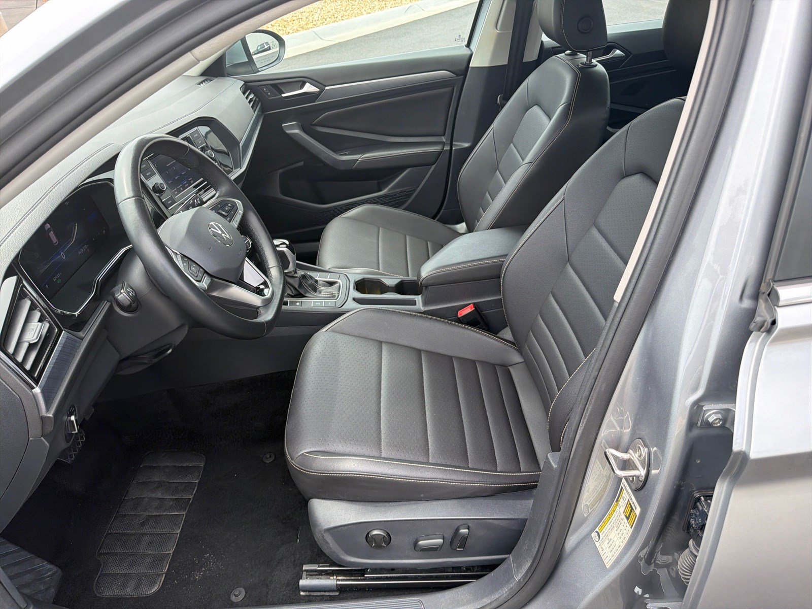 Used 2024 Volkswagen Jetta SE FWD image 9