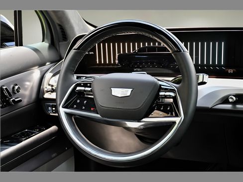 Used 2026 Cadillac Vistiq Platinum w/ LPO, Floor Liner Package AWD/4WD image 19