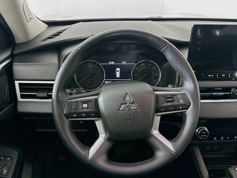 Used 2025 Mitsubishi Outlander SE image 18