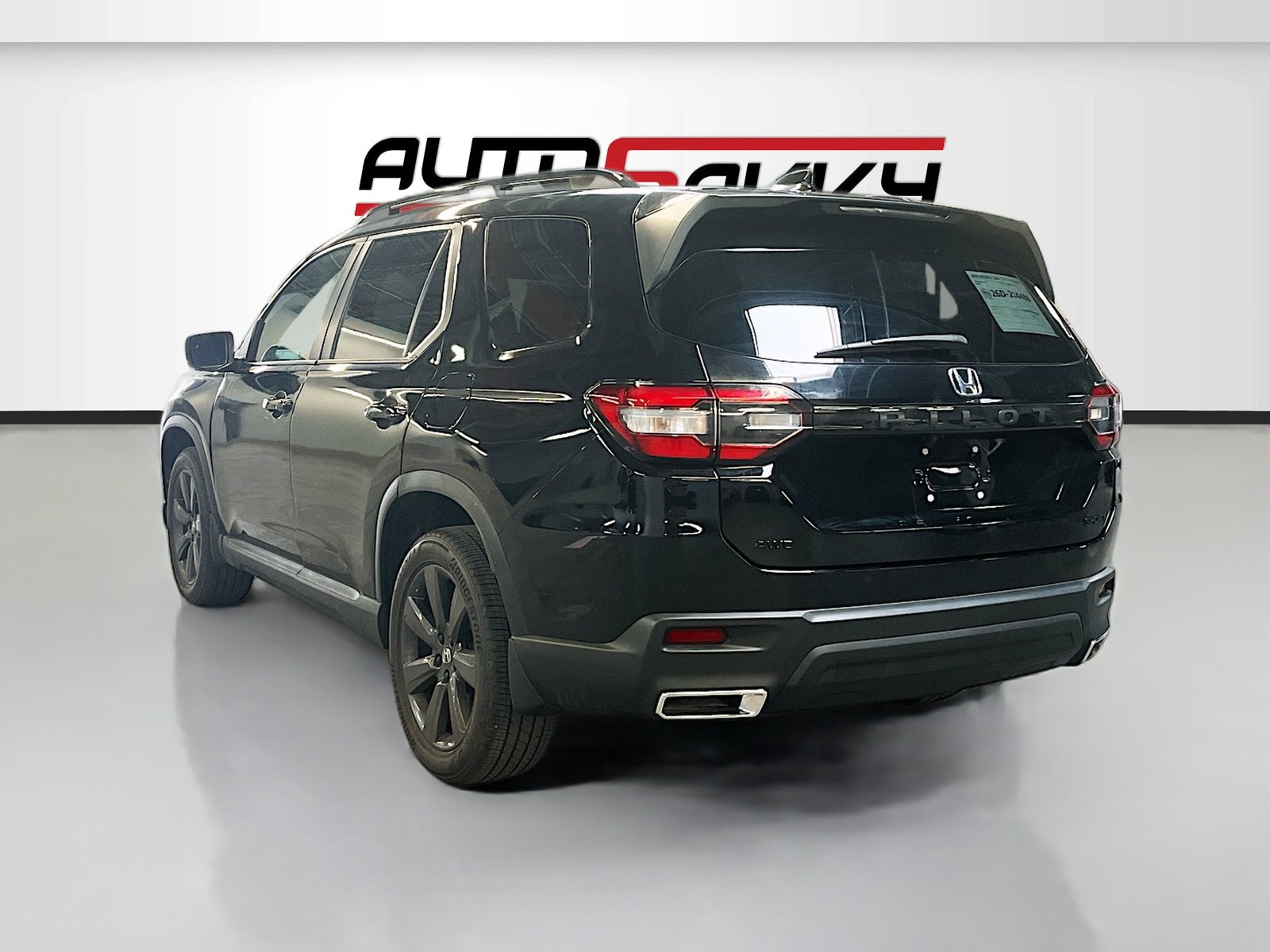 Used 2025 Honda Pilot Sport image 5
