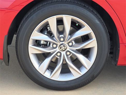 Used 2022 Toyota Avalon XLE image 9