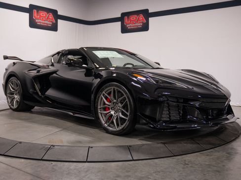 Used 2023 Chevrolet Corvette Z06 w/ Z07 Performance Package RWD image 1