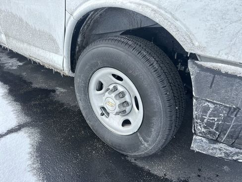 Used 2025 Chevrolet Express 2500 Work Van w/ Communications Package image 4