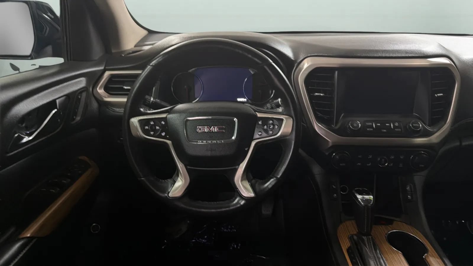 Used 2017 GMC Acadia Denali w/ Technology Package FWD image 10