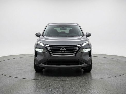 Used 2025 Nissan Rogue SV image 2