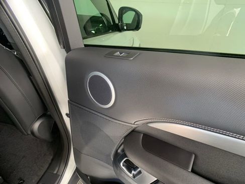 Used 2025 Land Rover Discovery Dynamic SE image 31