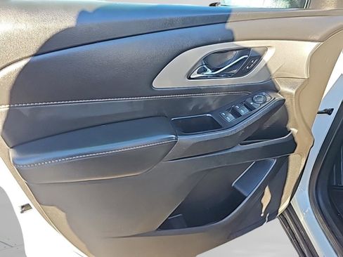 Used 2021 Chevrolet Traverse LS image 17