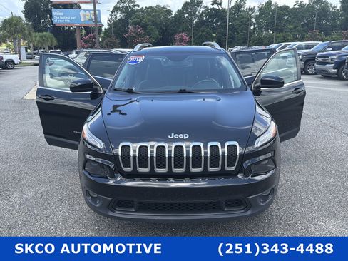 Used 2018 Jeep Cherokee Latitude Plus AWD/4WD image 34